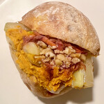 テネラ ブレッド&ミールズ - たっぷり人参と鶏胸肉のコンフィサンド720円