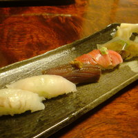 伊勢鮨 - 一皿目から大トロ。
