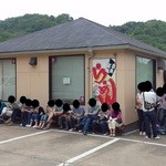 俺のラーメン あっぱれ屋 - 人の行列がお店をぐるりととり地囲む(・_・;)