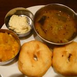 大きい器がサンバー（ル）、ドーナッツ状のワダ２ケ、カボチャのクートゥ、ココナツと柚子のチャトニ