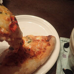 Domino's Pizza - でもリベークでこんがりにすると、チーズものびておいしいですミャ