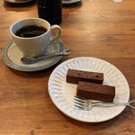 現場喫茶 - ホットコーヒーとスティックケーキ