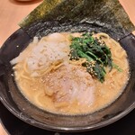 横濱家系ラーメン こころ家 - 刻み玉ねぎとごまをかけました。