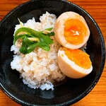 らーめん両さん. - ご飯に煮玉子とスープをかけて