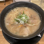 麺屋 からなり - 牛テールラーメン(ちょい辛水餃子入り)