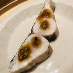 温石 - 寒鰆です。薬味は自家製山椒醤油。鰹昆布出汁を塗って、遠火の炭火で時間をかけて丁寧に炙ります。