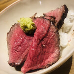 温石 - 二膳目は知床牛のクリ。前腕部の肩肉です。良く動かす部位なので、旨味が濃ゆい！