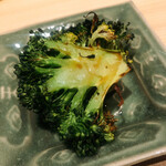 温石 - 炭火焼きのブロッコリー。広島風のお好み焼きのキャベツのようでした