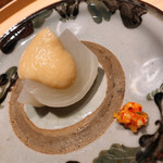 温石 - 蕪の風呂吹き。トッピングは味噌とお出汁でまとめた蕪ソース。右手は白麹の自家製柚子胡椒。思わずオヤジの吐息が漏れました、アハッ