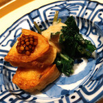 温石 - 右手が農家さんに自生しているキバナスズシロ。いわゆるルッコラです。落花生ソースの土の香りが合う！