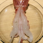 温石 - 赤座海老を殻付きで炭火焼きに。尻尾を持ってオランダのハーリングかアシカの餌付けのように一口でいただきます