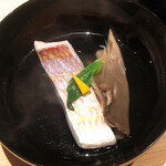 温石 - イトヨリダイと平茸。トッピングはほうれん草の芽と丁寧に削がれた黄柚子。お出汁も完璧