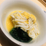 温石 - 白魚の卵とじ。底には磐田産の海老芋が潜みます。薬味は黒七味