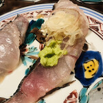 温石 - 黒ムツは柵から切り揃えた後、串に刺して焼き場に。目の前で墨を焼きごてのように皮目にジュー！まるでお仕置きです