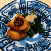 温石 - 泥障烏賊の揚げ真薯。適度な塩分と自家製粒マスタードの辛味と酸味が絶妙にマリアージュ。ウンマイ。文句無しにウンマイ。