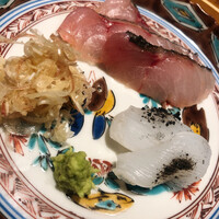 温石 - 泥障烏賊は自家製の墨塩でいただきます。奥の黒ムツは脂が強いので、茗荷と山葵を合わせます