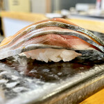 すし処 握り一心 - しめ鯖300円