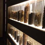 天香回味 赤坂別館 - レジの前に並んでいるディスプレイ。お店で使われている漢方なんでしょうね。