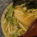 赤坂麺処 友 - スープ表面に浮かぶ油はしつこくない