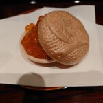 鉄板焼き いわ倉 - 近江牛そぼろ酢飯　最中包み　いくら添え