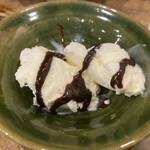 炭焼呑処 うまとら - バニラアイス