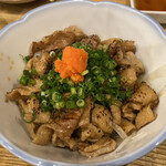 炭焼呑処 うまとら - 炙り鶏皮ポン酢