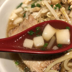 ラーメンは人を幸せにする - 几帳面に切られた背脂のスープ