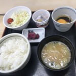 小田原パーキングエリア（下り） フードコート - 朝定食（ごはん、味噌汁、サラダ、納豆、生玉子、漬物）