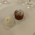 シェ ケンタロウ - ピスタチオのビスキュイフランボワーズソースとミルクアイス