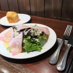 Bisutoro Maeda - プリフィクスランチコース（1,100円税込）前菜モンタデラ＆パルメザン（ハムと粉チーズのサラダ）。