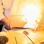 登喜和鮨 - 皮目の脂に引火してFIRE！店内にはなんとも甘く香ばしい香りが充満します‼︎