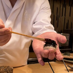 登喜和鮨 - 穴子にツメを塗る