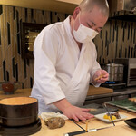 登喜和鮨 - お稲荷を詰める