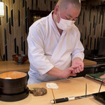 登喜和鮨 - 真鯛を握る店主