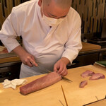 登喜和鮨 - 鰤を切る