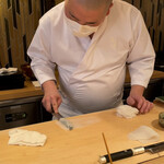 登喜和鮨 - イカをスライス