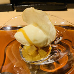 おみ乃 - ・ローズマリーの香りを纏わせたミルクアイス
      　とりんごのコンポート