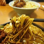 八幡のチャンポン - カツのせ焼きそば　食べる