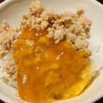 おみ乃 - ・そぼろと黄身醤油漬けオンザ土鍋ご飯