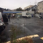 LAWSON - 外観写真:やたらと広い駐車場