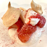 食堂セゾンドール - カリカリ食感メレンゲに甘い苺と程よい酸味が合います