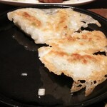 ばん鶏 - 羽根付き鉄板餃子  熱かった❗️