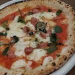 ピッツェリア クッチーナ ナプリモ - サルシッチャとほうれん草のピザ