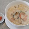 ミオ・パスタ - 海の幸のクリームスープ。別皿には明太子が。