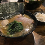 家系ラーメン クックら - 固め多め海苔味玉ライス