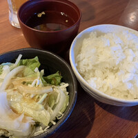 やきにくのバクロ 博多店 - サラダ、スープ、ご飯