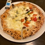 Il Pizzaiolo - クワトロフォルマッジ&プッタネスタ　のハーフ&ハーフ