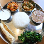 YUMMY - ネパールカレーセット "Nepal Curry Set"「ネパールの伝統的な家庭料理です。」※パパド，ネパール豆カレー，ライス（又はナン），サラダ，タルカリ（ドライカレー），ほうれん草炒め，アチャール，ヨーグルト，お好みのドリンク，メニュー表記通り