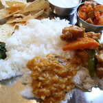 YUMMY - ネパールカレーセット "Nepal Curry Set"「ネパールの伝統的な家庭料理です。」※パパド，ネパール豆カレー，ライス（又はナン），サラダ，タルカリ（ドライカレー），ほうれん草炒め，アチャール，ヨーグルト，お好みのドリンク，メニュー表記通り