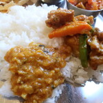 YUMMY - ネパールカレーセット "Nepal Curry Set"「ネパールの伝統的な家庭料理です。」※パパド，ネパール豆カレー，ライス（又はナン），サラダ，タルカリ（ドライカレー），ほうれん草炒め，アチャール，ヨーグルト，お好みのドリンク，メニュー表記通り